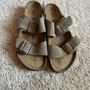Women’s size 39 (size 8 US) taupe/tan color. Never been worn.